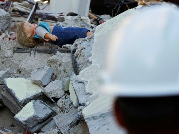 Una muñeca se ve en los escombros tras el terremoto de Amatrice, el centro de Italia, 24 de agosto