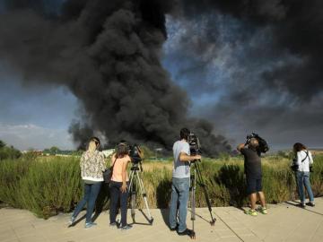 Una gran columna de humo provocada a consecuencia del incendio de Chiloeches