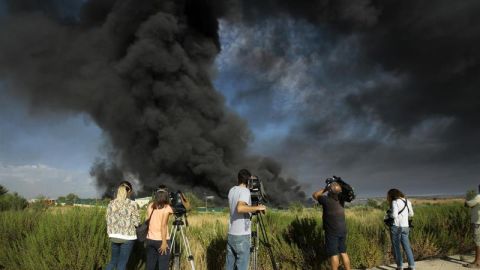 Una gran columna de humo provocada a consecuencia del incendio de Chiloeches
