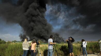 Controlado el incendio de la nave en Guadalajara y los bomberos pueden acceder al interior del recinto