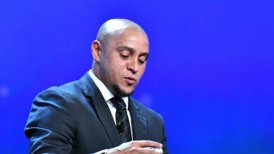 Sorteo Champions: el cambio de bola de Roberto Carlos que causa polémica en redes sociales