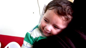 Laila, refugiada siria, espera junto a su hijo enfermo en un centro de Médicos Sin Fronteras de Beirut