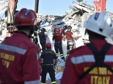 Equipos de rescate en localidad italiana de Amatrice, donde en las últimas horas hubo nuevos seísmos. Equipos de rescate en localidad italiana de Amatrice, donde en las últimas horas hubo nuevos seísmos.