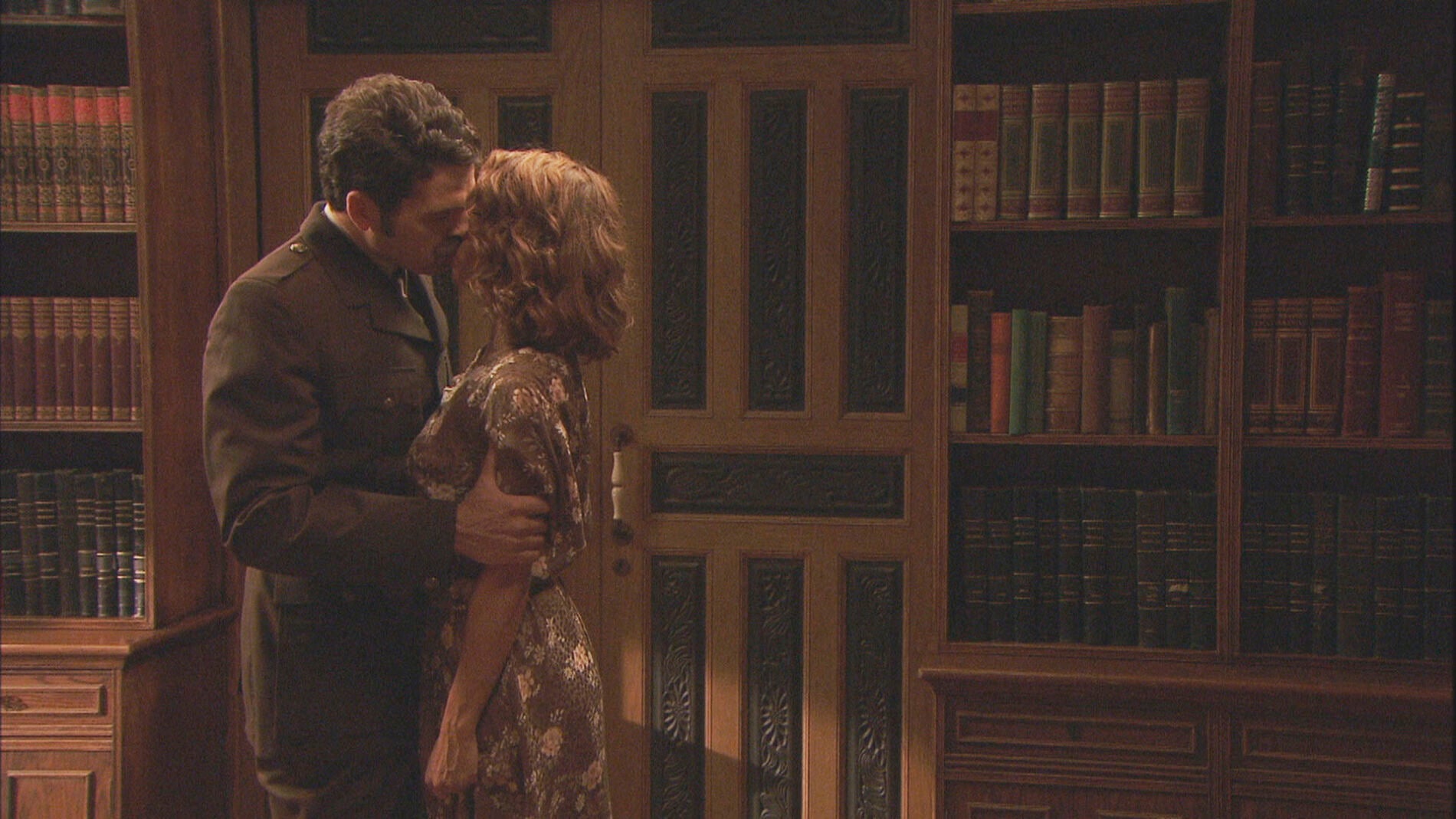 El primer beso de Emilia y Crist&oacute;bal