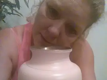 Tina Louden conserva las cenizas de su hija en un jarrón de color rosa que lleva una inscripción: Ashley N. Shannon, 2013. Tina Louden conserva las cenizas de su hija en un jarrón de color rosa que lleva una inscripción: Ashley N. Shannon, 2013.