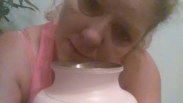 Tina Louden conserva las cenizas de su hija en un jarrón de color rosa que lleva una inscripción: Ashley N. Shannon, 2013.