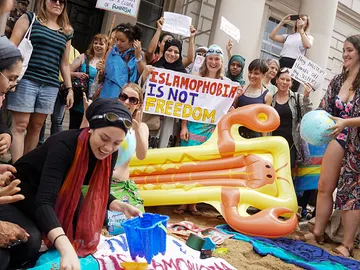 Los manifestantes de diferentes sociedades realizar una manifestación denominada ' Wear What You Want ' con temas como un estilo de fiesta en la playa , frente a la embajada francesa en Londres Los manifestantes de diferentes sociedades realizar una manifestación denominada ' Wear What You Want ' con temas como un estilo de fiesta en la playa , frente a la embajada francesa en Londres