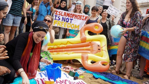 Los manifestantes de diferentes sociedades realizar una manifestaci&oacute;n denominada ' Wear What You Want ' con temas como un estilo de fiesta en la playa , frente a la embajada francesa en Londres