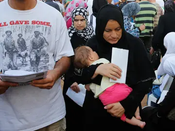 Un grupo de refugiados sirios con su documentación, ante el Alto Comisionado de Naciones Unidas para los Refugiados en Beirut Un grupo de refugiados sirios con su documentación, ante el Alto Comisionado de Naciones Unidas para los Refugiados en Beirut