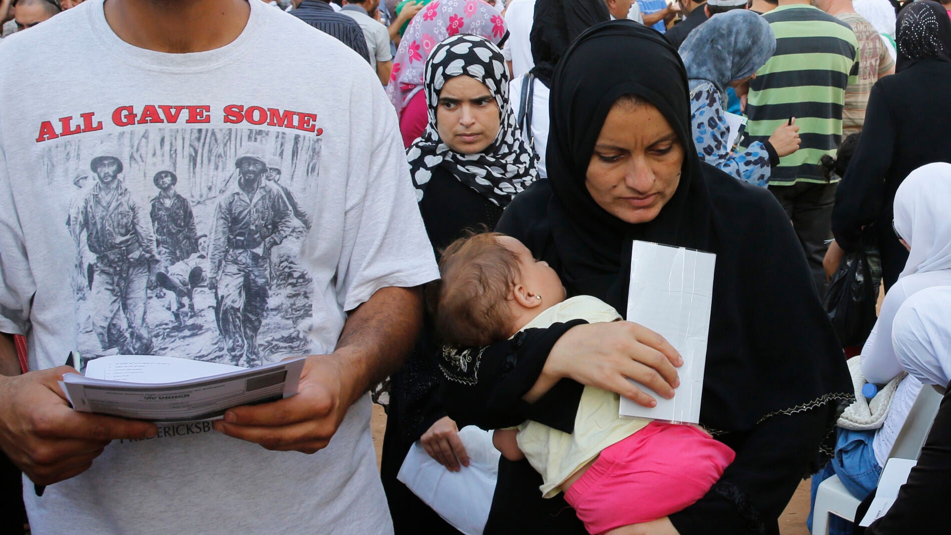 Un grupo de refugiados sirios con su documentaci&oacute;n, ante el Alto Comisionado de Naciones Unidas para los Refugiados en Beirut