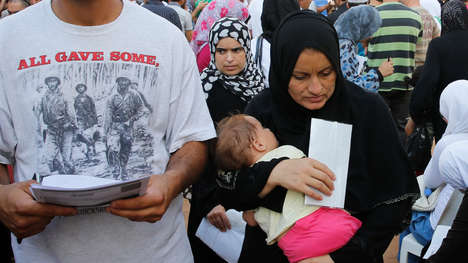 Un grupo de refugiados sirios con su documentación, ante el Alto Comisionado de Naciones Unidas para los Refugiados en Beirut Un grupo de refugiados sirios con su documentación, ante el Alto Comisionado de Naciones Unidas para los Refugiados en Beirut