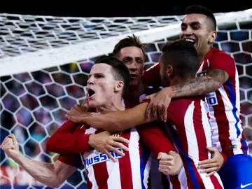 Gameiro celebrando con sus compañeros el 1-0 ante el Alavés Gameiro celebrando con sus compañeros el 1-0 ante el Alavés