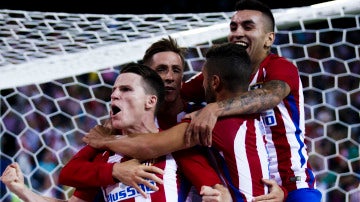 Gameiro celebrando con sus compañeros el 1-0 ante el Alavés