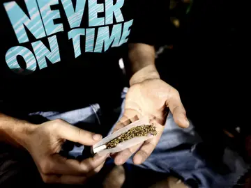 Un joven lía un 'canuto' maridando tabaco y marihuana Un joven lía un 'canuto' maridando tabaco y marihuana