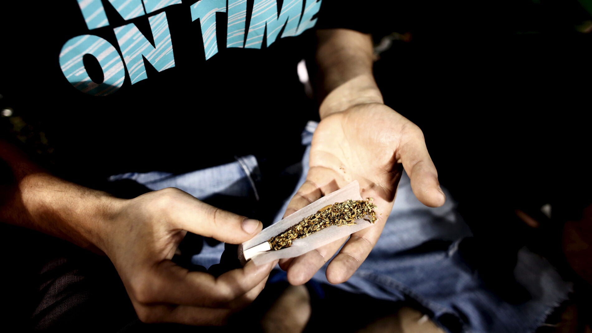 Un joven l&iacute;a un 'canuto' maridando tabaco y marihuana