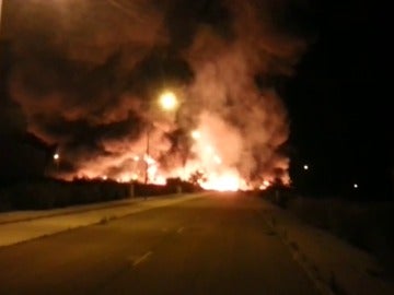 Frame 1.796553 de: Incendio en una planta de reciclaje de productos industriales en Guadalajara