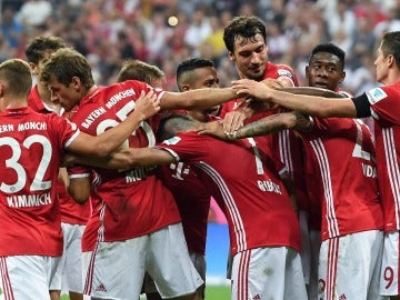 Los jugadores del Bayern celebrando juntos el gol de Ribery