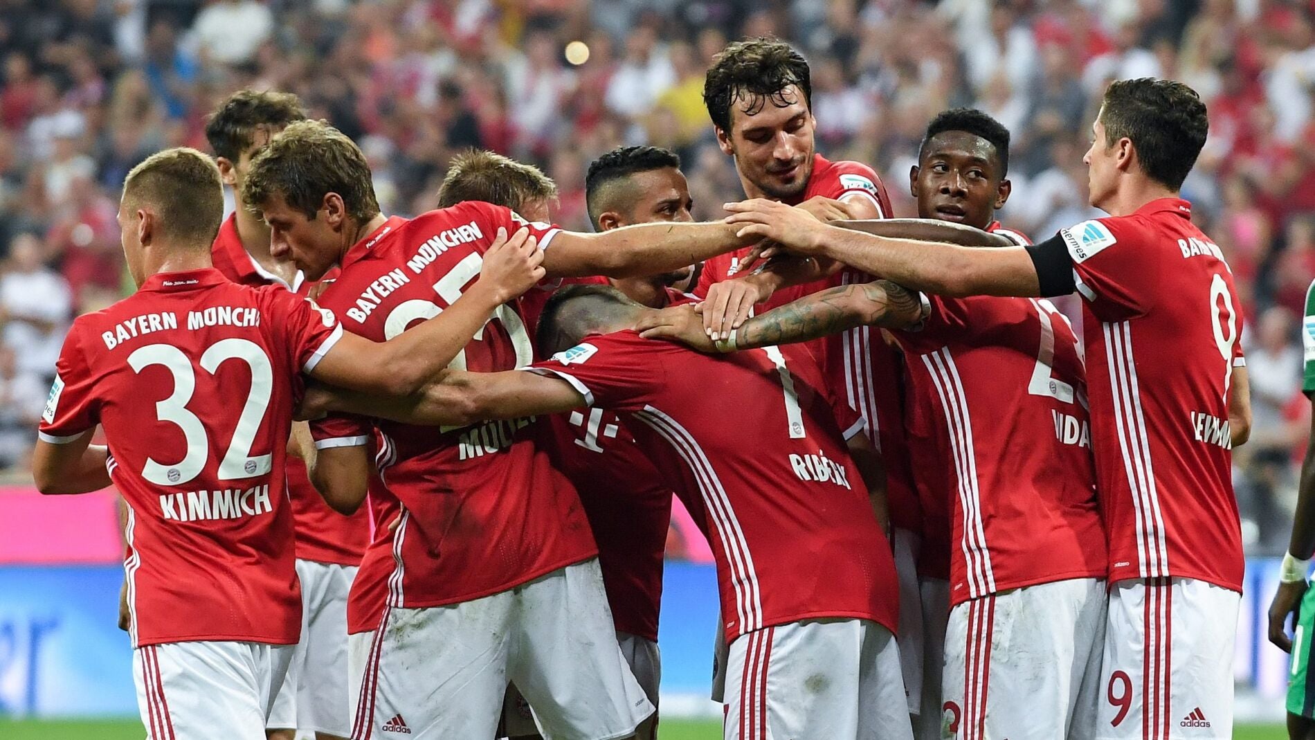 Los jugadores del Bayern celebrando juntos el gol de Ribery