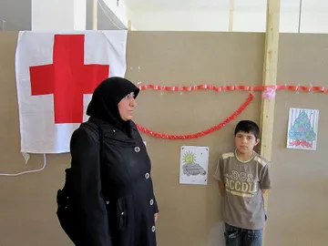 Fatima Shabe, refugiada siria con metástasis que no puede ser tratado en Líbano, junto a uno de sus cuatro hijos Fatima Shabe, refugiada siria con metástasis que no puede ser tratado en Líbano, junto a uno de sus cuatro hijos