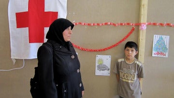 Fatima Shabe, refugiada siria con metástasis que no puede ser tratado en Líbano, junto a uno de sus cuatro hijos