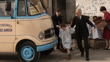 Don Emilio lleva a su nieto al bus escolar