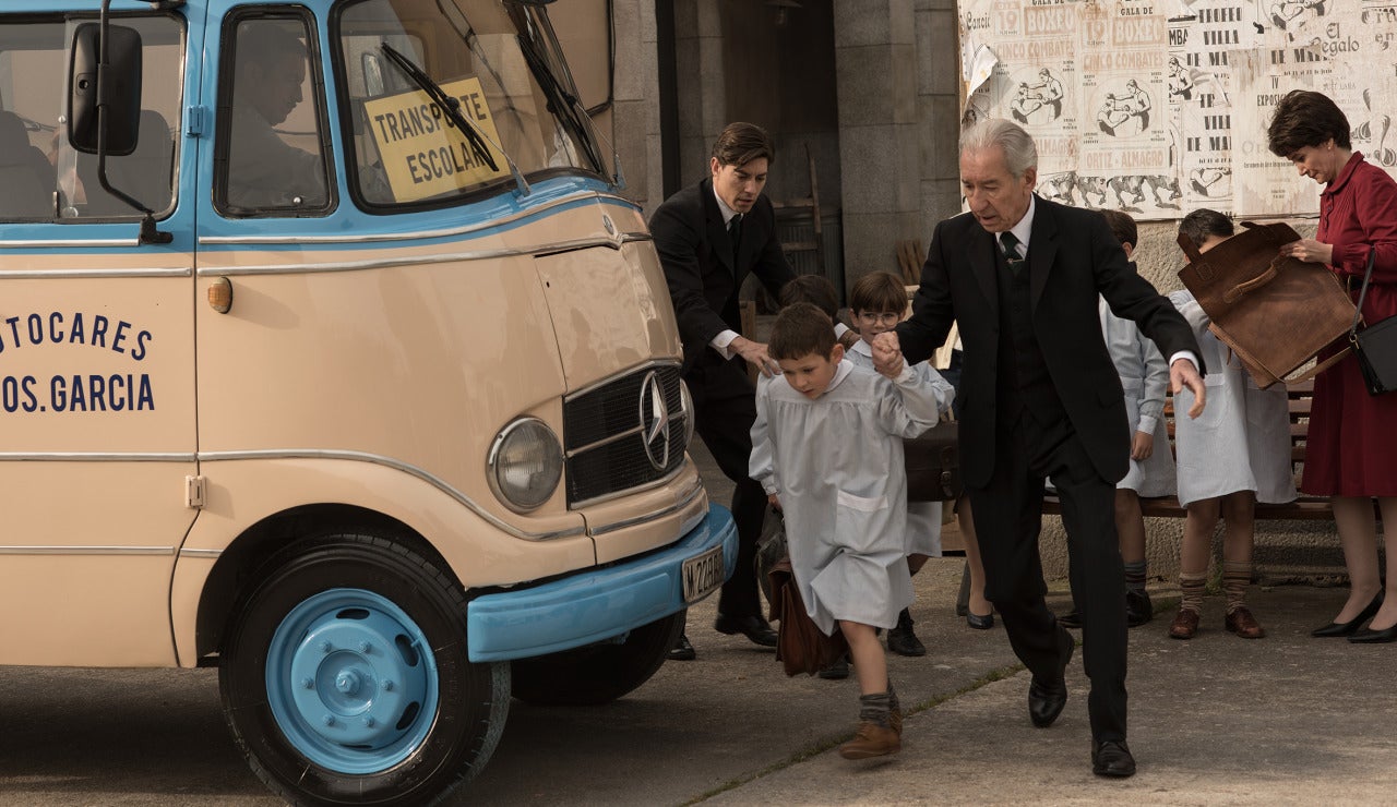 Don Emilio lleva a su nieto al bus escolar