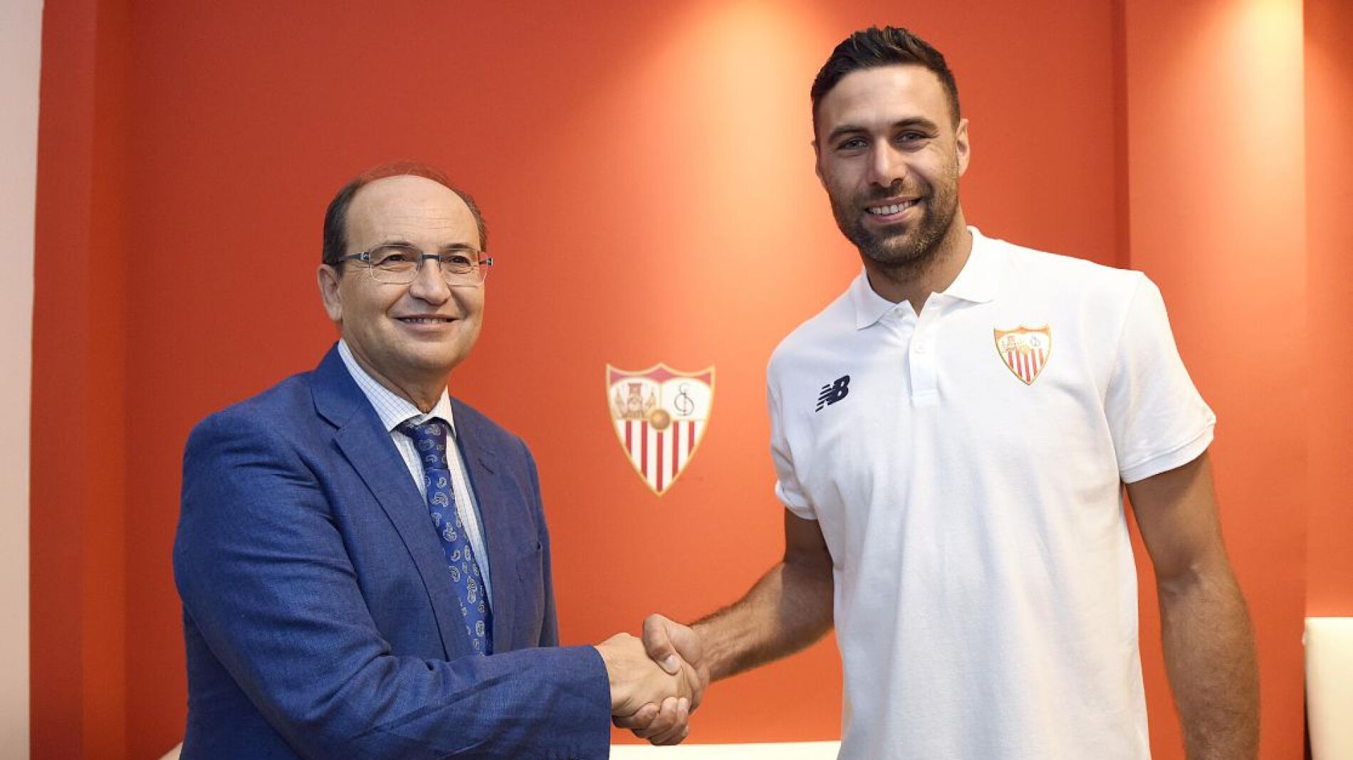 Sirigu, presentado con el Sevilla