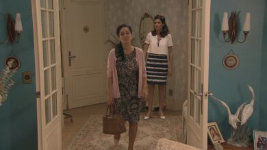 Aitana amenaza a Adela con una pistola 