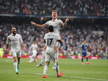 Lucas Vázquez y Kroos celebran el gol del alemán en el Bernabéu