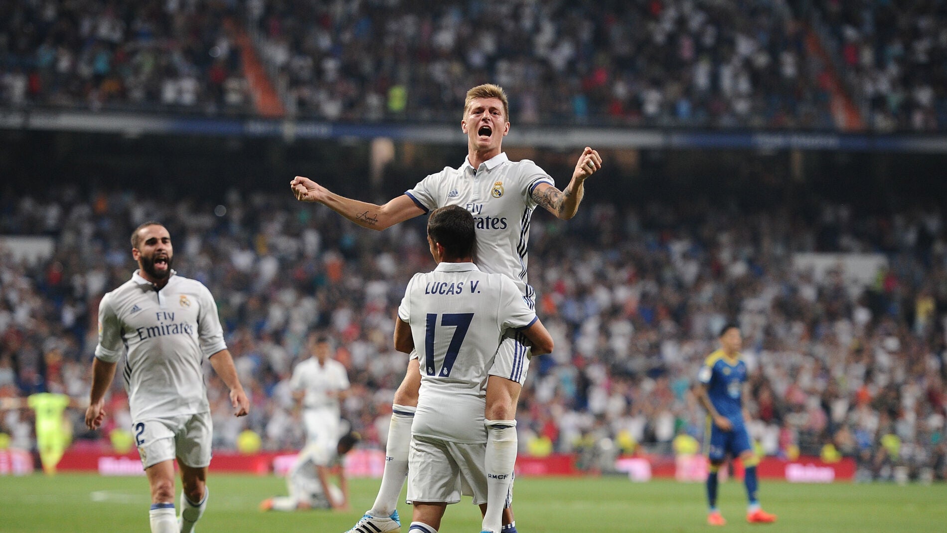 Lucas V&aacute;zquez y Kroos celebran el gol del alem&aacute;n en el Bernab&eacute;u