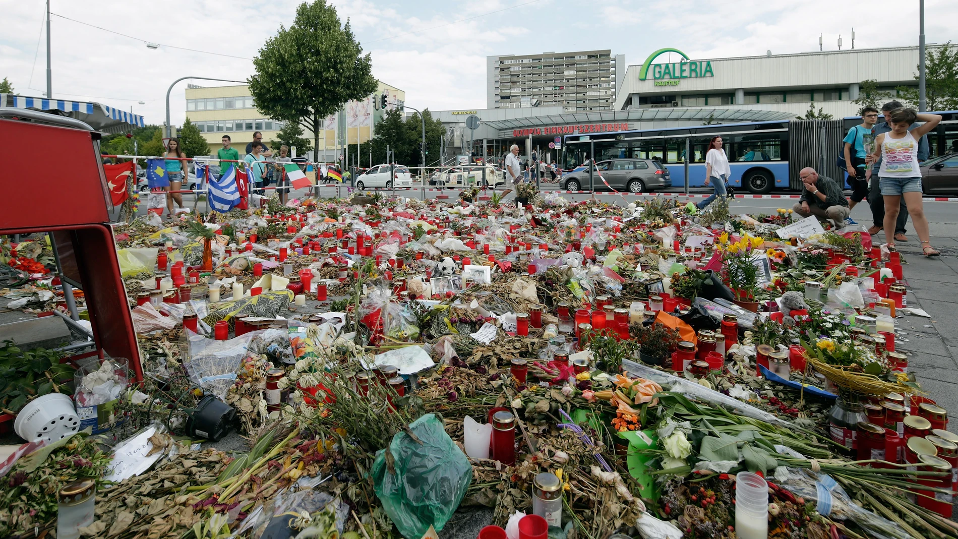 Flores para conmemorar a las víctimas de un ataque en Alemania Flores para conmemorar a las víctimas de un ataque en Alemania