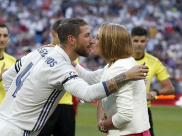 Ramos da un beso a Mireia Belmonte