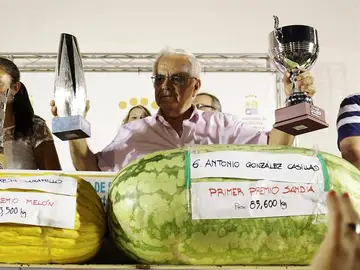 Ganador de la sandía más grande, con 85,6 kilogramos Ganador de la sandía más grande, con 85,6 kilogramos