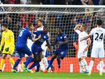 El Leicester logra su primera victoria de la temporada ante el Swansea