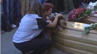 Un perro se despide de su dueño fallecido en el terremoto de Italia durante el funeral