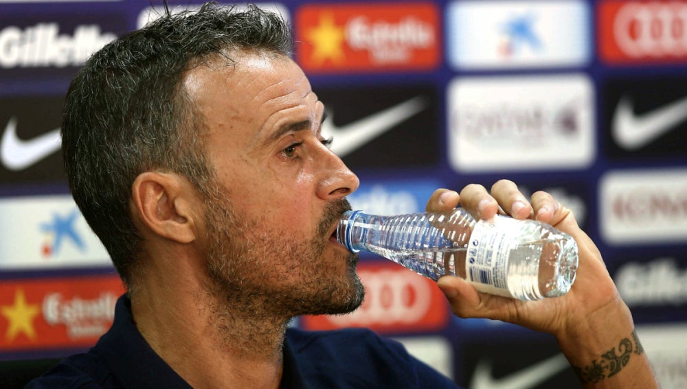 Luis Enrique bebe agua