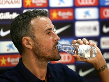 Luis Enrique bebe agua