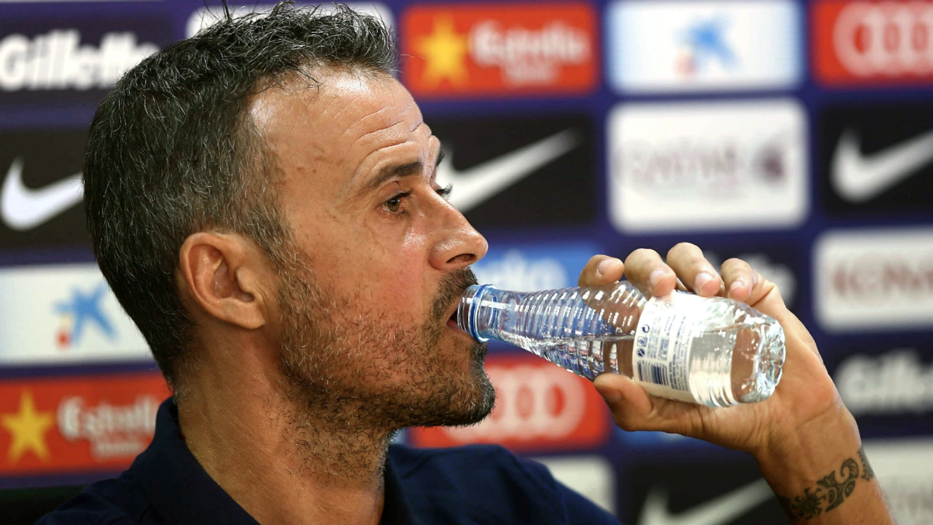 Luis Enrique bebe agua Luis Enrique bebe agua