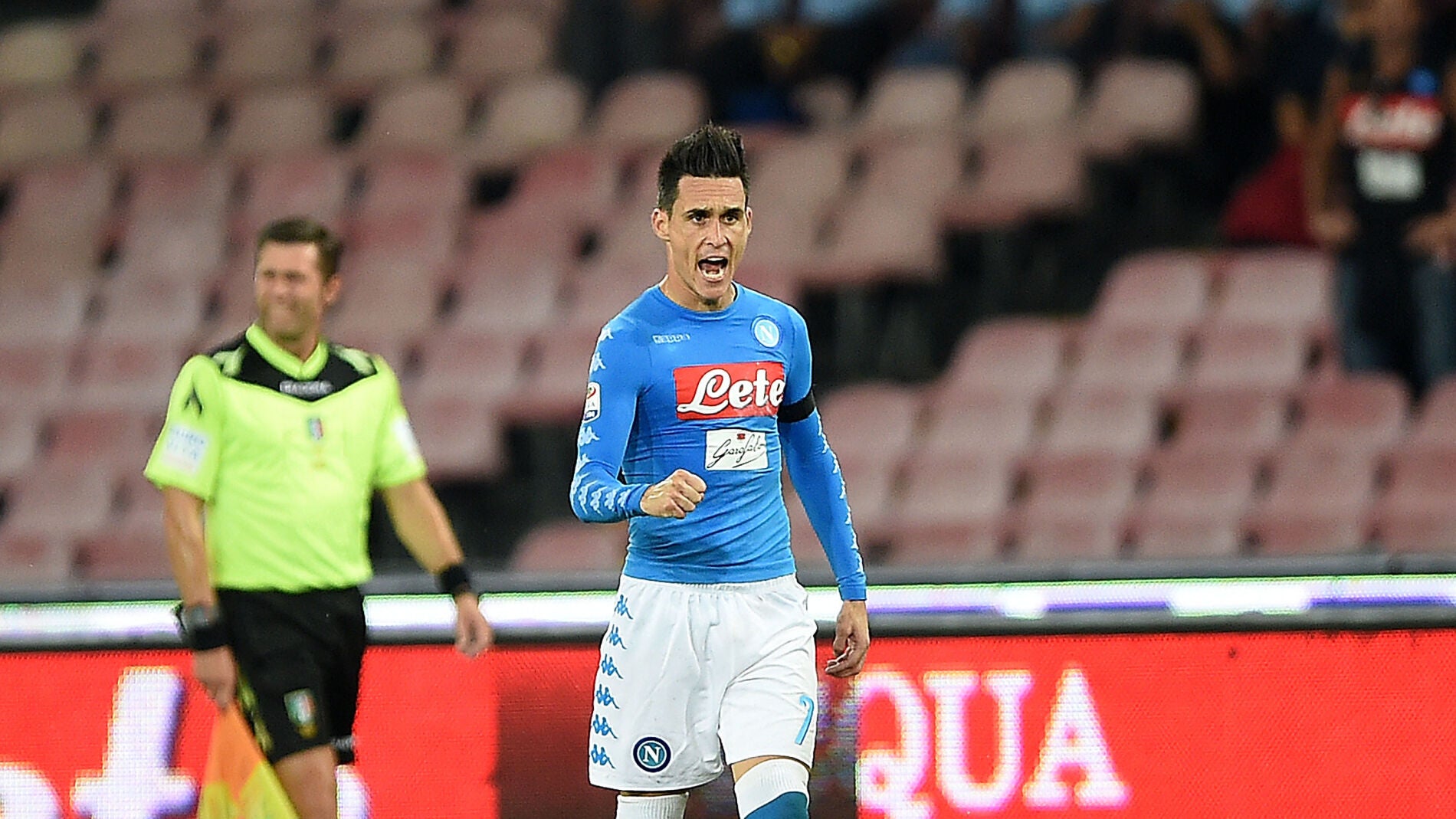 Callej&oacute;n celebra uno de sus goles con el N&aacute;poles