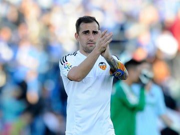 Paco Alcácer aplaude a la afición del Valencia