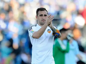 Paco Alcácer aplaude a la afición del Valencia Paco Alcácer aplaude a la afición del Valencia