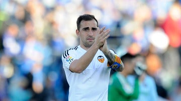Paco Alcácer aplaude a la afición del Valencia