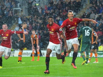 Rashford, Ibrahimovic y Rooney celebran el 0-1 ante el Hull City