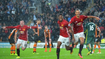 Rashford, Ibrahimovic y Rooney celebran el 0-1 ante el Hull City
