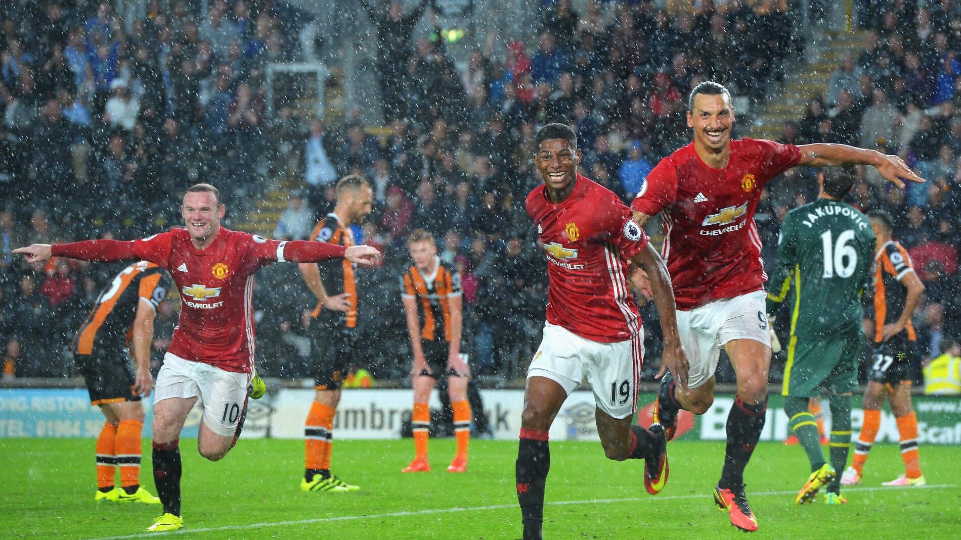 Rashford, Ibrahimovic y Rooney celebran el 0-1 ante el Hull City