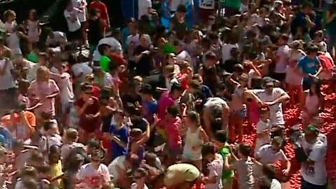 Los ni&ntilde;os en su particular tomatina en Bu&ntilde;ol