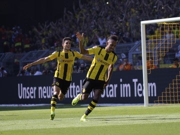 Aubameyang y Bartra celebrando un gol con el Borussia Dortmund