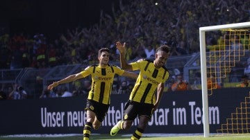 Aubameyang y Bartra celebrando un gol con el Borussia Dortmund