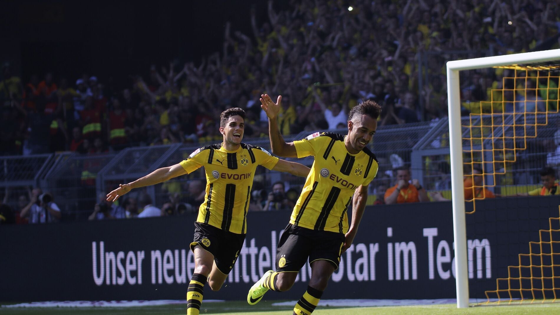 Aubameyang y Bartra celebrando un gol con el Borussia Dortmund