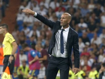 Zidane dando instrucciones desde el banquillo durante el Real Madrid - Celta Zidane dando instrucciones desde el banquillo durante el Real Madrid - Celta